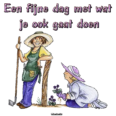 Twee vrouwen in de tuin, één plant en de ander geeft aandacht aan bloemen.