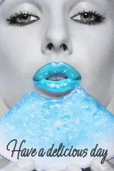 Vrouw met glanzende lippen en ijs, met als tekst 'Heerlijk dag gewenst'.