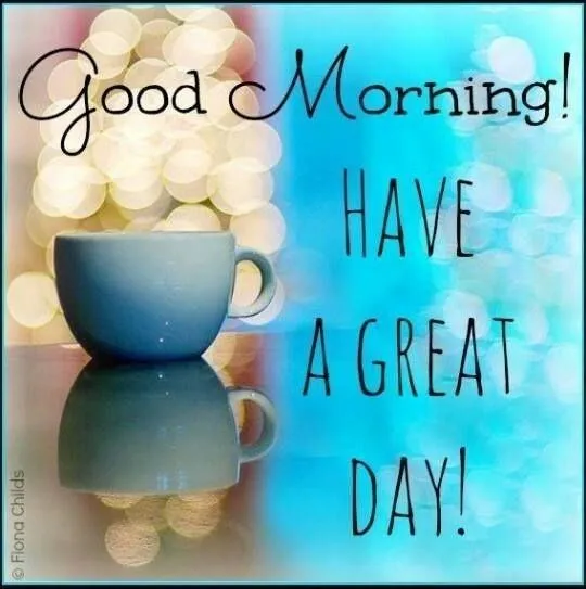 Een blauwe mok staat op een tafel met de tekst "Goedemorgen! Heb een geweldige dag!"