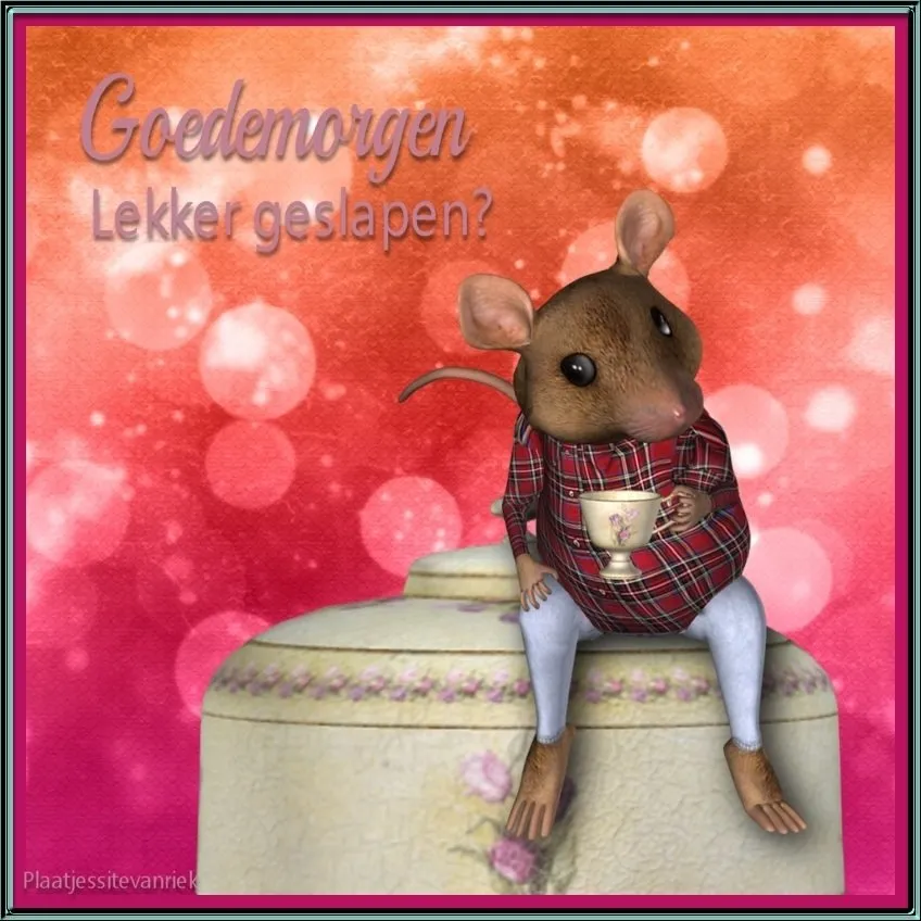 Een muis met een kopje thee zit op een doos met een vrolijke achtergrond.