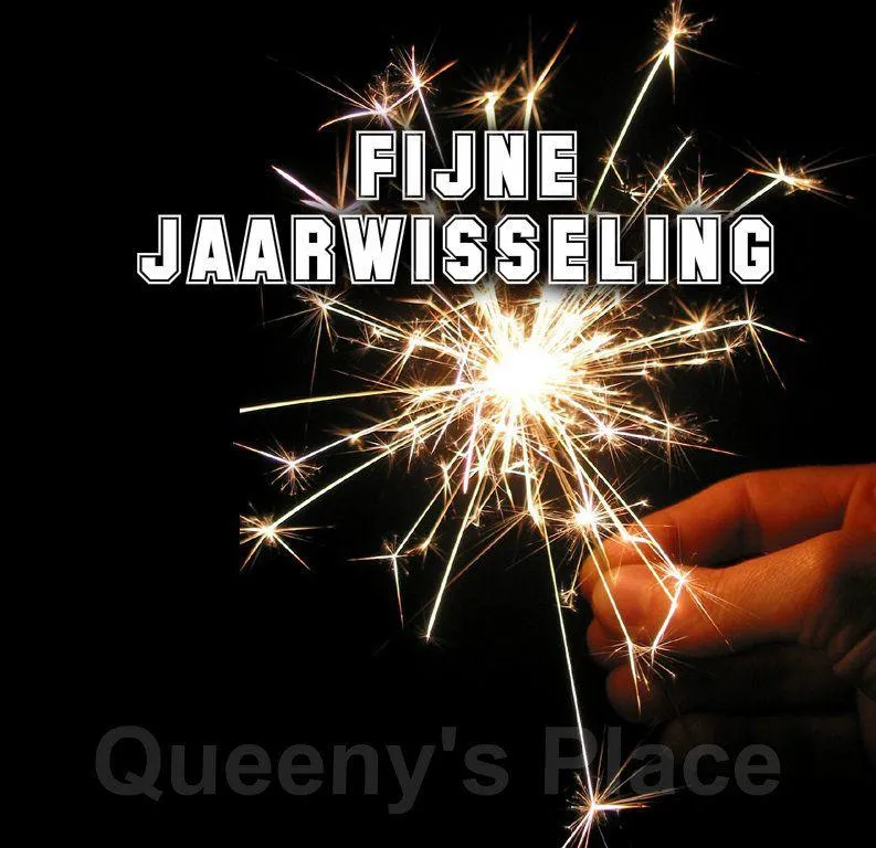 Een hand houdt een vuurspetter terwijl de tekst "Fijne Jaarwisseling" zichtbaar is.