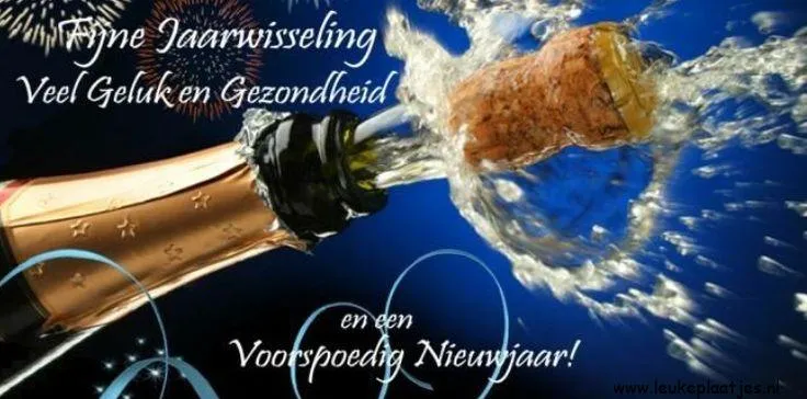 Een champagnefles wordt geopend met een feestelijke boodschap voor het nieuwe jaar.