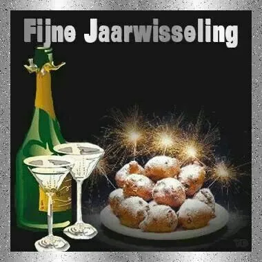 Champagneflessen en oliebollen met vuurwerk op de achtergrond voor nieuwjaarsgroet.