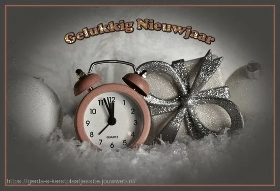 Een klok en versieringen voor het nieuwe jaar op een achtergrond van sneeuw.