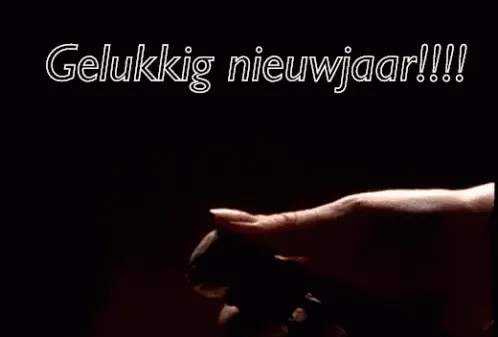 Hand houdt een voorwerp vast met de tekst "Gelukkig nieuwjaar" op de achtergrond.