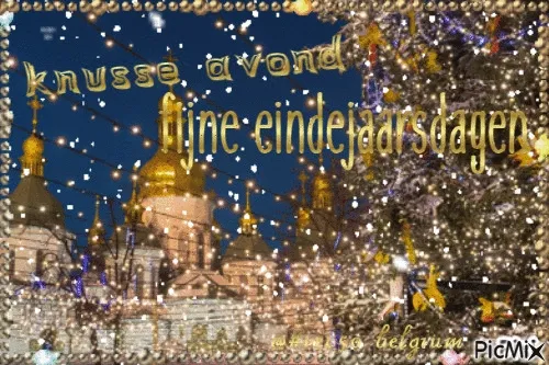 Sneeuwvlokken vallen rond een sfeervolle kerstverlichting en een kerk. Eindejaarsgroet.