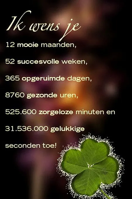 Tekst op een donkere achtergrond met een klavertje vier, vol wensen voor geluk en succes.