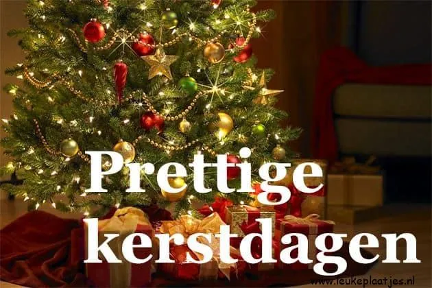 Een versierde kerstboom met cadeautjes en de tekst "Prettige kerstdagen".