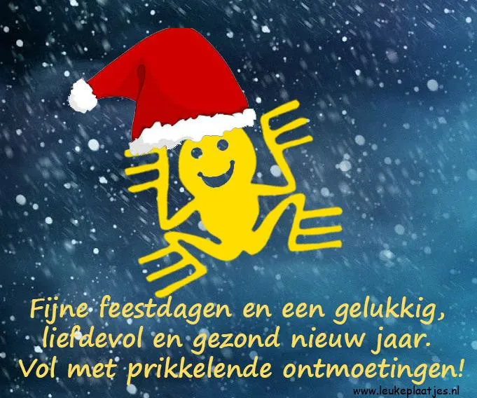 Vrolijke gele spin met kerstmanmuts op een sneeuwachtige achtergrond. Feestelijke boodschap.