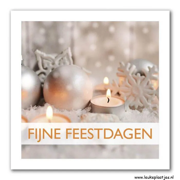 Sneeuwvlokken, kerstballen en kaarsen voor feestelijke boodschap.