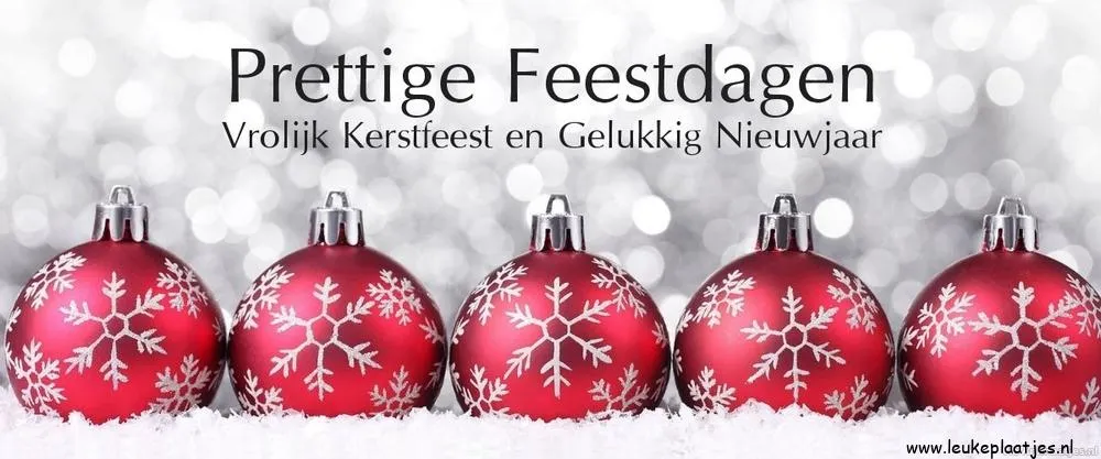 Rode kerstballen met sneeuwvlokken en de tekst 'Prettige Feestdagen' erop.