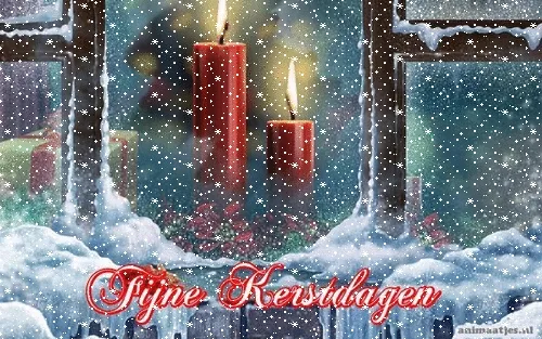 Sneeuwvlokken vallen voor een raam met kaarsen en de tekst "Fijne Kerstdagen".