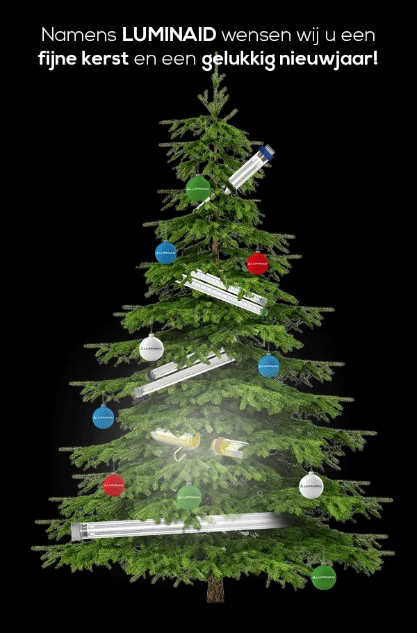 Een kerstboom versierd met lampen en ballen, met een nieuwjaarsgroet van LuminAID.