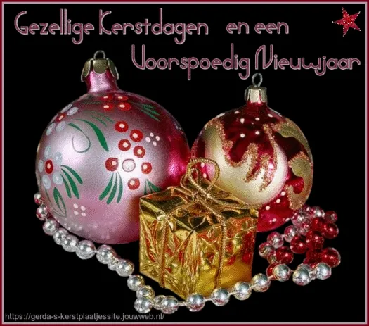 Kerstballen, een cadeau en kralen op een feestelijke achtergrond.