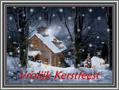 Sneeuwbedekt huis met kerstboom, tekst: 'Vrolijk Kerstfeest' in het midden.