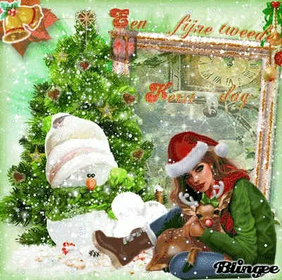 Vrouw met kersthoed zit naast een rendier in een winterse sch Scene.