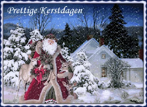 Kerstman met herten in besneeuwd landschap, huis op de achtergrond.