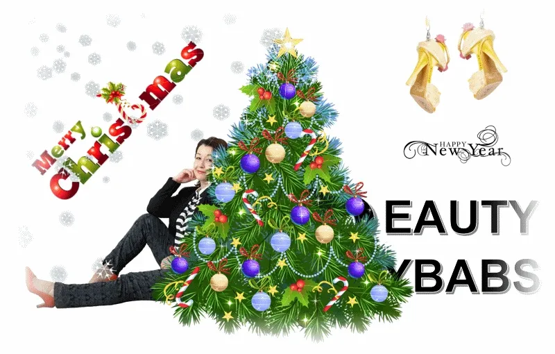 Een vrouw zit naast een kerstboom met versieringen en een nieuwjaarsboodschap.