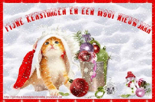 Een kat in een kerstman-costuum met kerstballen en sneeuw op de achtergrond.
