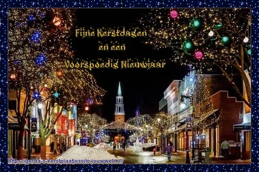 Sfeervolle straat versierd met kerstverlichting en een mooie kerstgroet.