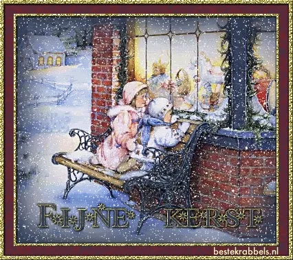 Kinderen kijken naar een kerstetalage, omringd door sneeuw en kerstdecoraties.