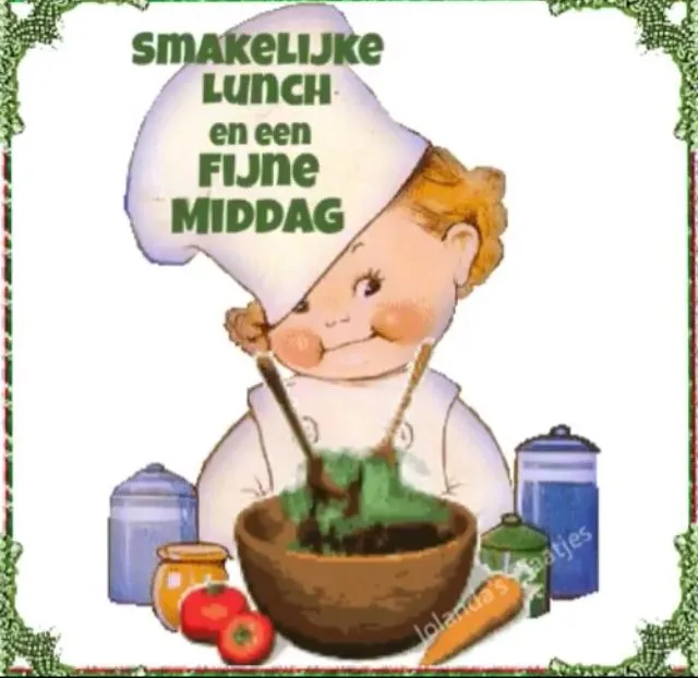 Een glimlachende kok bakt iets in een grote kom, omringd door groenten.