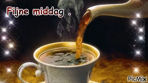 Een kopje koffie met damp, geschonken uit een pot. Tekst: "Fijne middag."