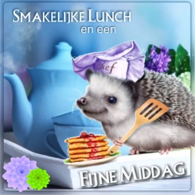 Een egeltje met een kookschort en spatula naast een theepot en pancakes.