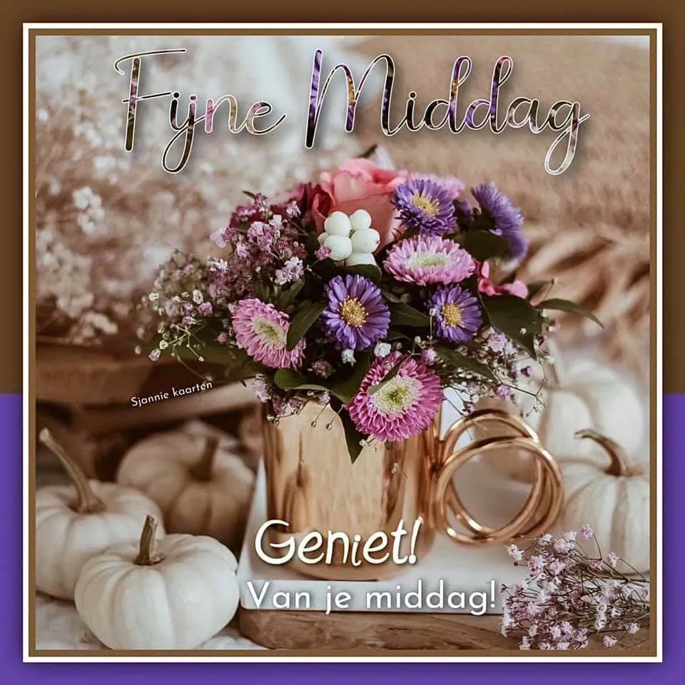 Bloemstuk in een gouden vaas met tekst: "Fijne Middag! Geniet van je middag!"