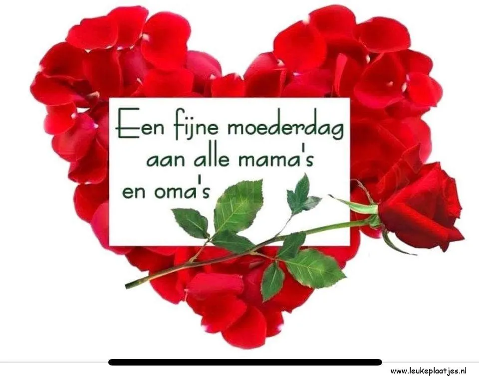 Hart van rode rozen met tekst: "Een fijne moederdag aan alle mama's en oma's."