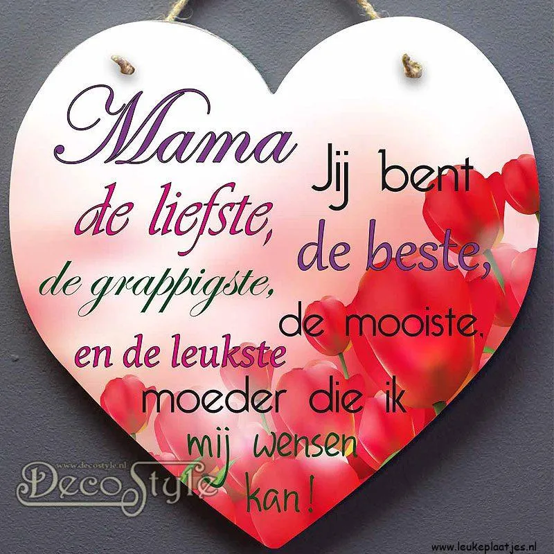 Hartvormige tekstbord met bodems voor de beste moeder. Rozen als achtergrond.