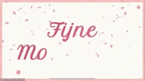 Tekst in elegante letters: "Fijne Moederdag" met bloemblaadjes op de achtergrond.