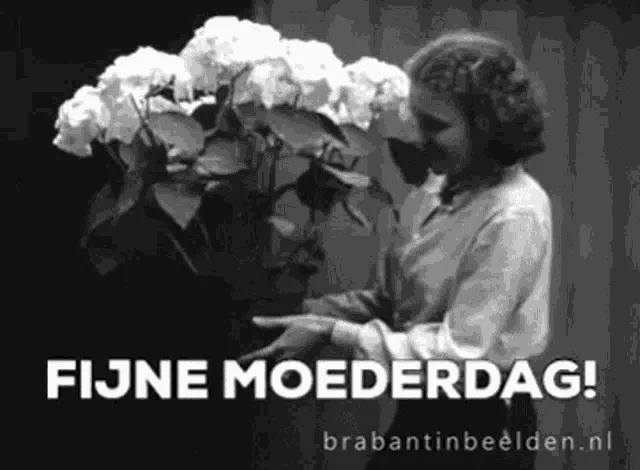 Een vrouw houdt een grote bos bloemen in haar handen. Tekst: "Fijne Moederdag!"