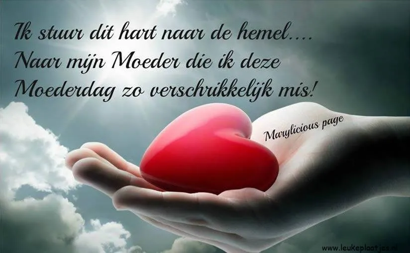 ᐅ fijne moederdag in de hemel - Moederdag plaatjes Een hand houdt een hart met een boodschap over het missen van een moeder.