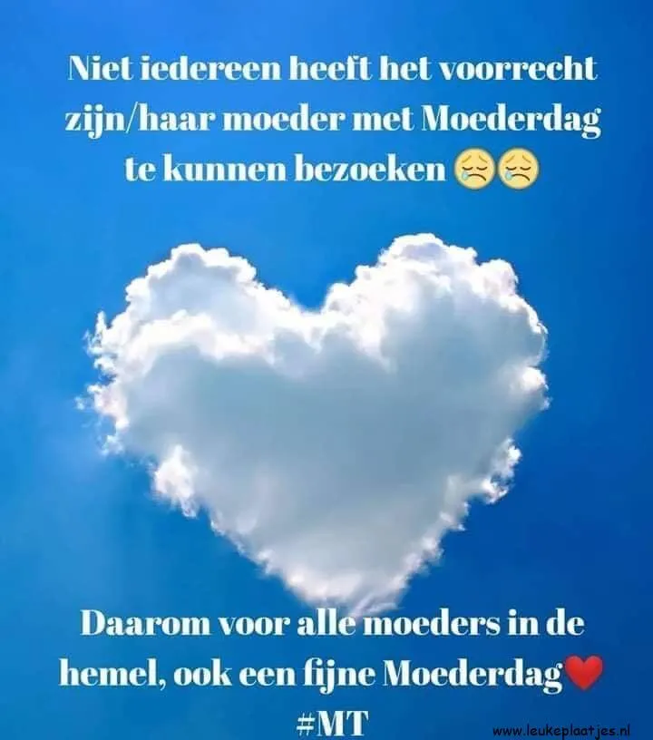 ᐅ fijne moederdag in de hemel - Moederdag plaatjes Witte hartvormige wolk op blauwe achtergrond met boodschap over Moederdag.