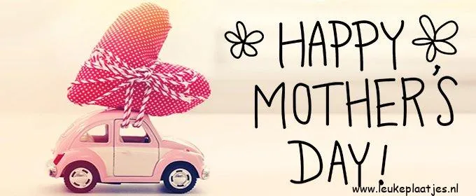 Roze auto met hartvormige verpakking, felgekleurde achtergrond, tekst voor Moederdag.