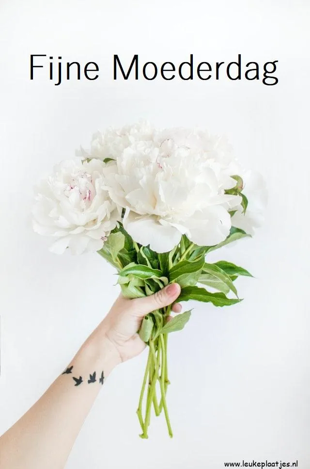 Hand met een boeket witte bloemen en de tekst "Fijne Moederdag".