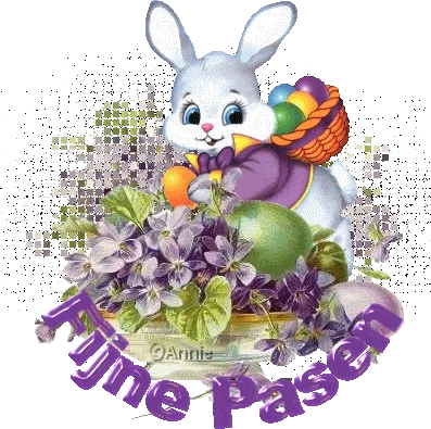 Een vrolijke konijn met paaseieren en een mandin bloeiende paarse bloemen.