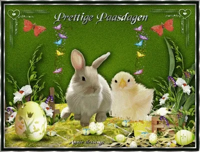 Een konijn en een kuiken in een groene, vrolijke paascène met bloemen en eieren.