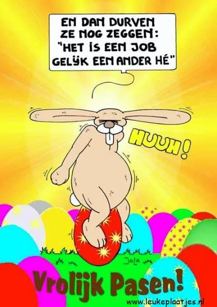 Een konijn zit op een paasei tussen kleurrijke eieren. Tekst: "Vrolijk Pasen!"