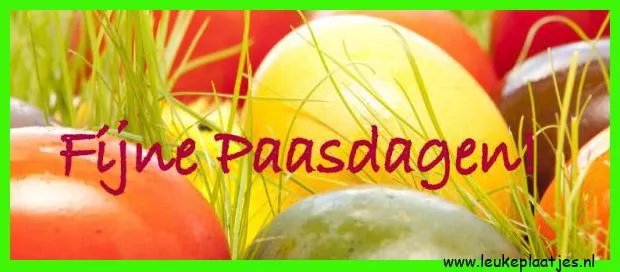 Kleurrijke paaseieren op groen gras met de tekst "Fijne Paasdagen".