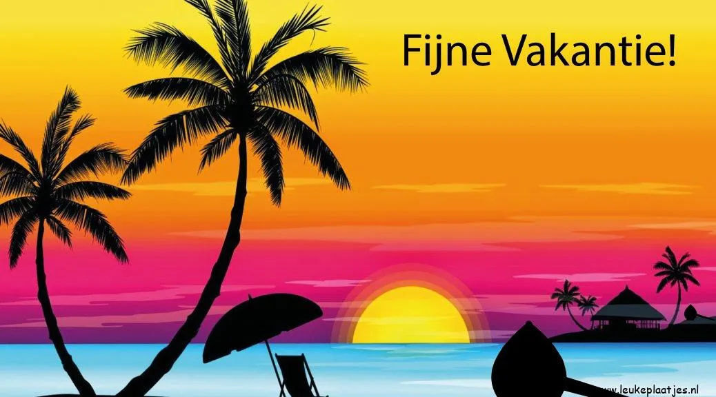 Zonsondergang boven zee met palmbomen en de tekst "Fijne Vakantie!"
