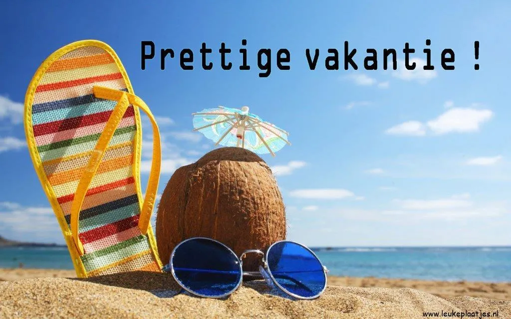 Zomerstrand met slippers, kokosnoot en zonnebril. Tekst: "Prettige vakantie!"