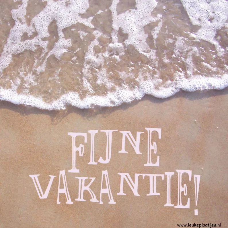 Zand en zee met tekst 'Fijne vakantie!' in pastelkleuren.