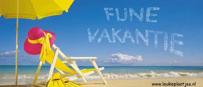 Zon, strandstoel, gele parasol en hat met de tekst 'Fijne vakantie' in de lucht.