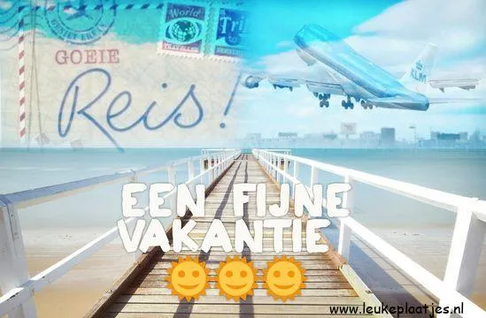 Een luchtbeeld van een vliegtuig boven een pier met de tekst 'Een fijne vakantie'.