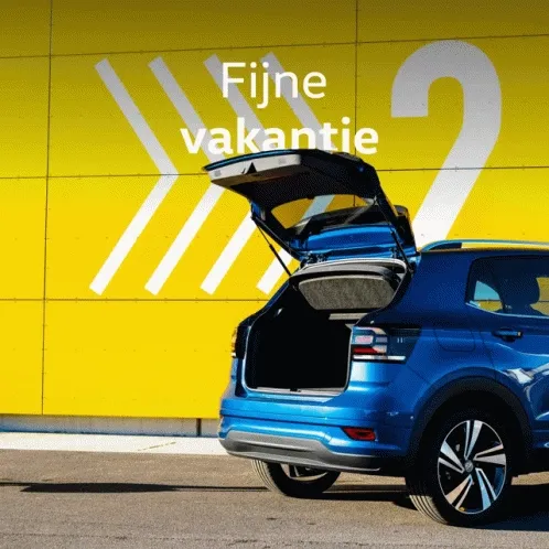 Blauwe auto met open achterklep voor een gele wand met "Fijne vakantie".