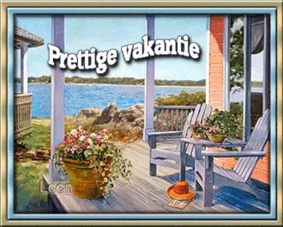 Gezellige veranda met bloemen en uitzicht op het water, met de tekst "Prettige vakantie".