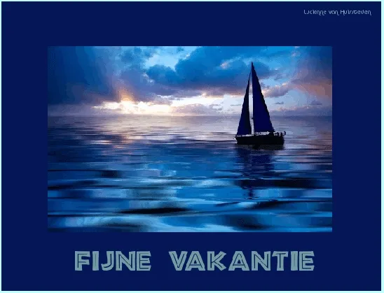 Zwart zeilboot op een kalme zee onder een bewolkte lucht. Fijne vakantie tekst.