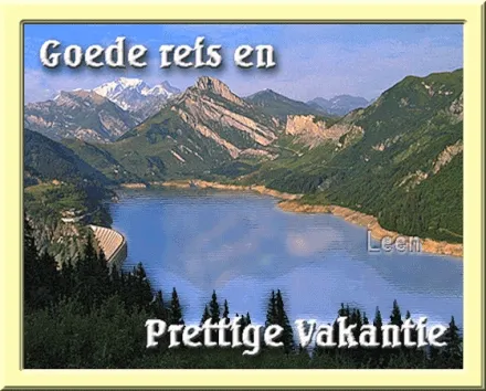 Landschapsfoto met tekst: "Goede reis en Prettige Vakantie" boven een meer en bergen.